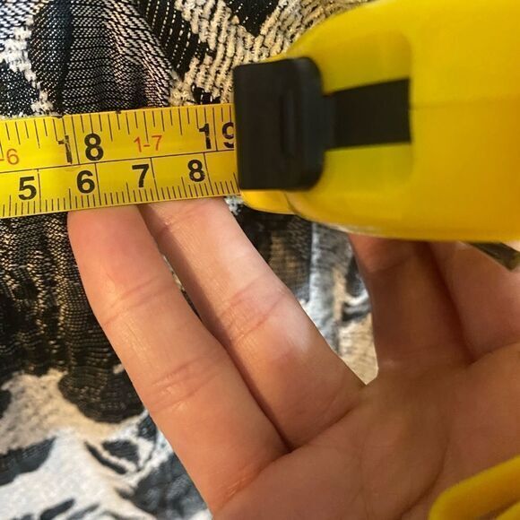 - Woman’s Alfred Dunner black and white coat size 14 HAS MARKS ON SLEEVES - Picture 10 of 11